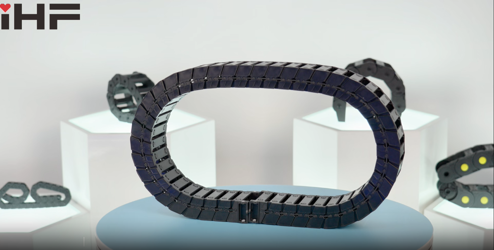 مرونة الهندسة: حاملات الكابلات المخصصة لتحديات التصنيع الحديثة