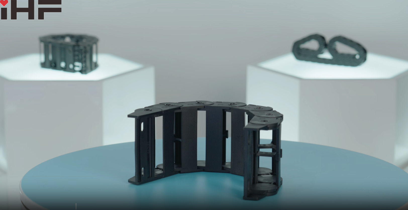 الدقة في الحركة: كيف تعزز سلاسل سحب الكابلات المصنوعة من النايلون موثوقية الأتمتة الحديثة